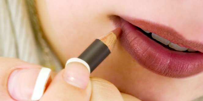 Begini Cara Pakai Lipstik Tanpa Bikin Bibir Terlihat Gelap