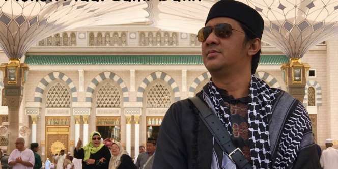 Doa Menggetarkan Andre Taulany di Depan Kabah