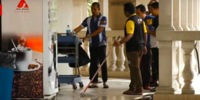 Office Boy Mogok, Para Hakim Nyambi Tukang Bersih Pengadilan
