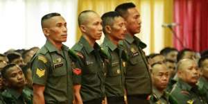 Disodori Hadiah oleh Jokowi, Reaksi 4 Tentara Ini Mengejutkan