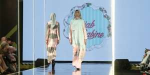Parade Busana Bernuansa Soft Pink Hijab Sabine di JMFW 