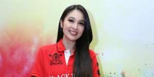 Bisa Selfie Ria, Sandra Dewi Antusias Ikut Lari The Color Run 