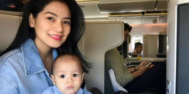 Kompaknya Titi dan Tian Urus Anak di Pesawat, Layak Ditiru!