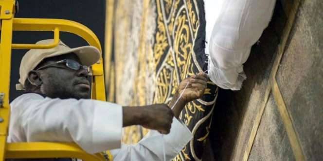 Agar Tak Dibuat Oleh-oleh Jemaah Haji, Kain Penutup Kabah Digulung