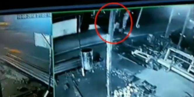 Penampakan Pocong Dibonceng Pengendara Motor Bikin Merinding