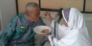 Keromantisan Jemaah Haji Tertua Solo Ini Bikin Hati Meleleh