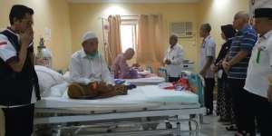 Para Kiai Beri Motivasi Jemaah Haji yang Sakit