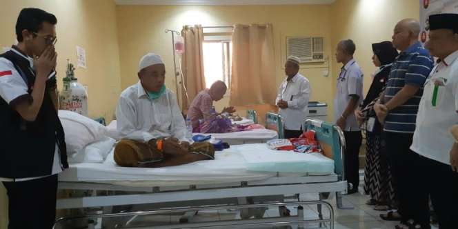 Para Kiai Beri Motivasi Jemaah Haji yang Sakit