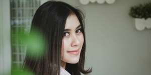 Syahnaz Menangis di Ranjang dengan Mata Memar, Ada Apa?