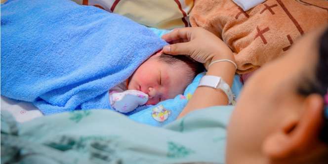 Efek Dahsyat Susui Bayi 1 Jam Setelah Persalinan 