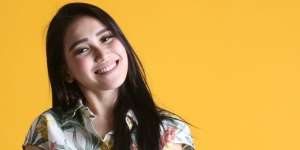 Harga Sarung Tangan Ayu Ting Ting Bikin Jantungan