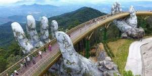 Menyusuri Jembatan Emas 'Tangan Tuhan', Wisata yang Lagi Hits!