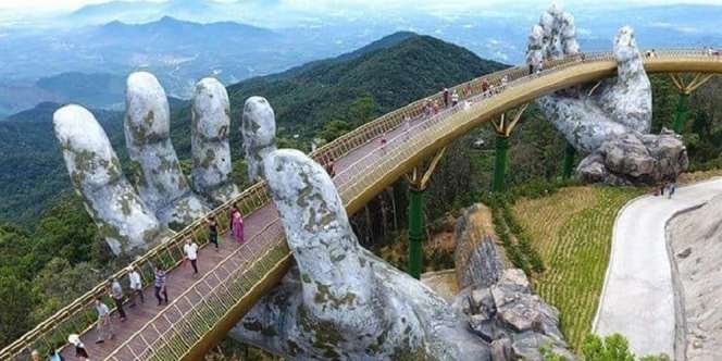 Menyusuri Jembatan Emas 'Tangan Tuhan', Wisata yang Lagi Hits!