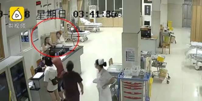 Jari Digigit Ular, yang Dilakukan Wanita Ini Sungguh Mengejutkan