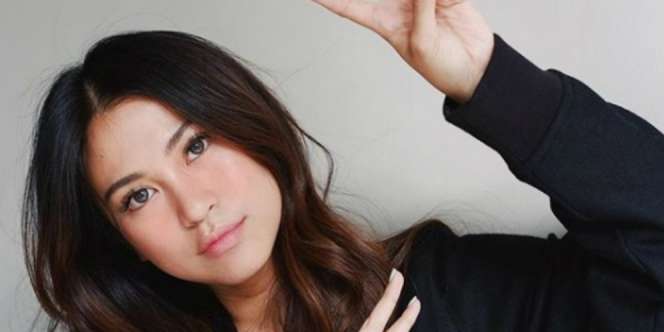 Tips Menjaga Kelembapan Bibir Ala Tyna Kanna Mirdad