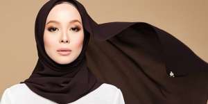 Selebgram Cantik dan Kontroversi Sholat Pakai Mukena `KW`