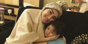 Penampilan Ayu Ting Ting Antar Sekolah Bilqis Beda Banget!