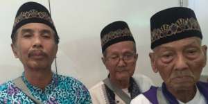 Meski Tubuh Ringkih, Mbah Lamin Tetap Semangat Sholat di Masjid Nabawi