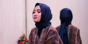 Inspirasi Gaya Hijab Fatin, Cocok Buat Kamu si Tubuh Mungil
