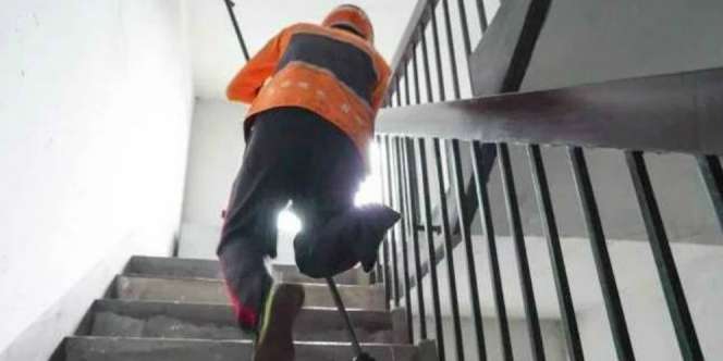 Satu Kaki Diamputasi, Semangat Kurir Makanan Ini Bikin Terenyuh