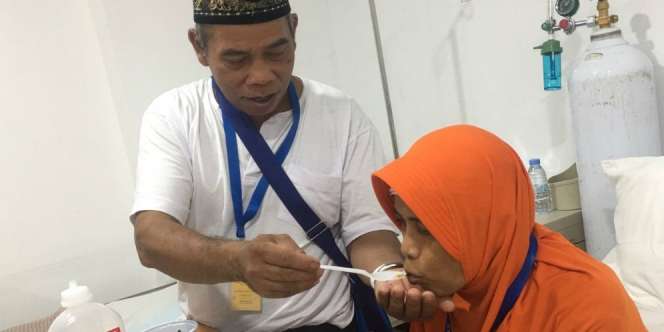 Slamet dan Suapan Terakhir Untuk Sang Istri di Tanah Suci