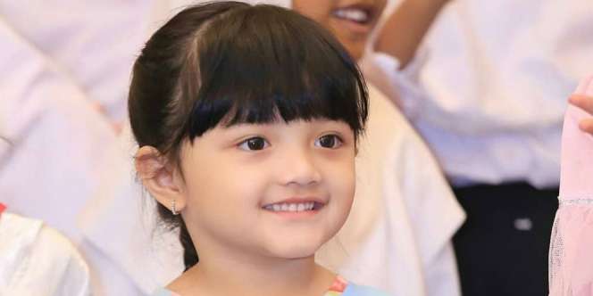 Gemas! Aksi Arsy Hermansyah Pamerkan Koleksi Sepatu Mahalnya