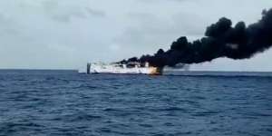 Kisah Mendebarkan Ibu Hamil dan Anak 10 Tahun Terjun ke Laut Saat Kapal Terbakar