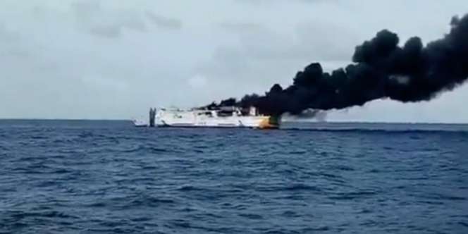 Kisah Mendebarkan Ibu Hamil dan Anak 10 Tahun Terjun ke Laut Saat Kapal Terbakar