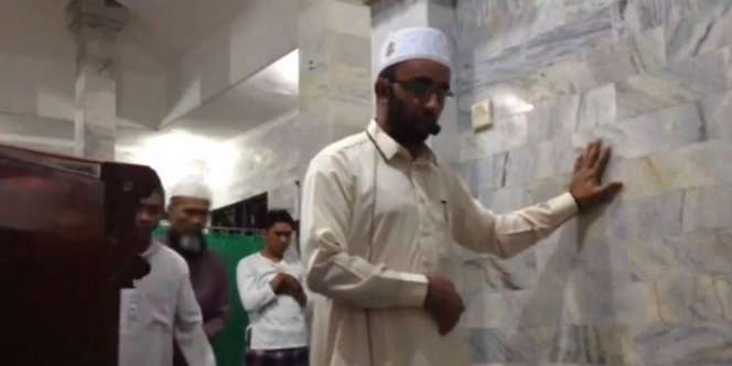Viral! Imam Tetap Sholat Saat Diguncang Gempa Lombok, Allahu Akbar