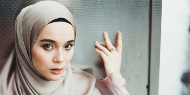 5 Trik Rahasia Manfaatkan Cairan Lensa Kontak Buat Makeup