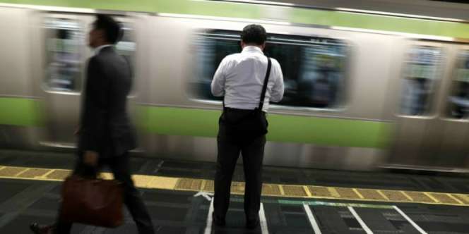 Limbung Pas Kereta Ngerem, Kepala Si Pria Tersangkut di Bangku