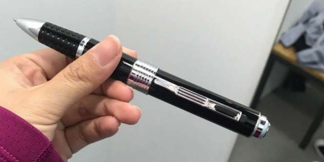 Gadis Ini Lihat Pulpen Berkedip di Ruang Ganti, Ternyata...