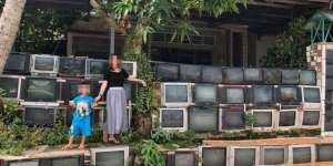 Luar Biasa.. Tembok Rumah Ini Dibuat dari TV Tabung Bekas