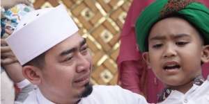 Keharuan Ustaz Solmed Saat Titipkan Putranya ke Pesantren