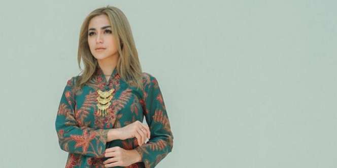 Unggah Foto Bareng Buah hati, Bagian Tubuh Jedar Bikin Salfok