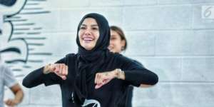 Hijab Tak Halangi Nikita Mirzani Ber-Zumba Ria
