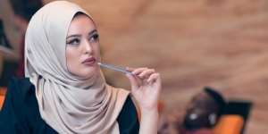 Gaya Makeup Hits Buat Ngantor, Tanpa Terlihat Lebay