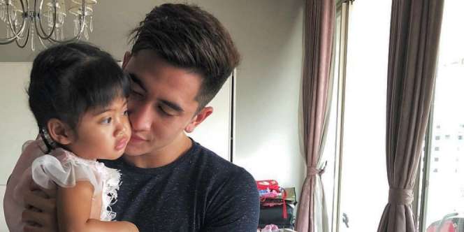 Lihat Wajah Kecil Verrel Bramasta dan Vania Athabina Mirip Banget!