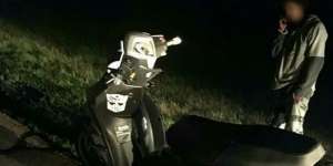 Tepok Jidat! Pria Pasang Benda Ini untuk Ganti Lampu Motor