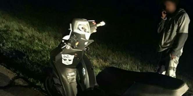 Tepok Jidat! Pria Pasang Benda Ini untuk Ganti Lampu Motor