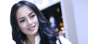 Cantiknya Ririn Ekawati dengan Makeup Glass Skin