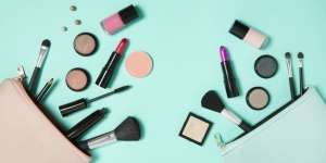 6 Item Makep Wajib Masuk Tas, Biar Kece Terus!