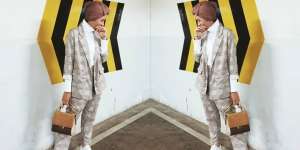 Setelan Blazer & Sneakers, Inspirasi Gaya Busana Kondangan
