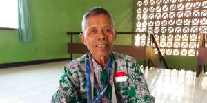 Bunga Kuburan Antarkan Juru Kunci Naik Haji