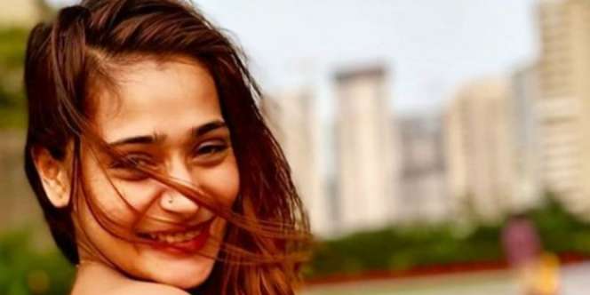 Pamer Berbikini, Artis Cantik Ini Dibully Netizen