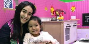 Putri Ayu Ting Ting Pakai Topi `Plastik`, Harganya Bikin Silau