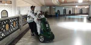 Berjalan Tertatih, Maktiah Tawaf Pakai Skuter Elektrik