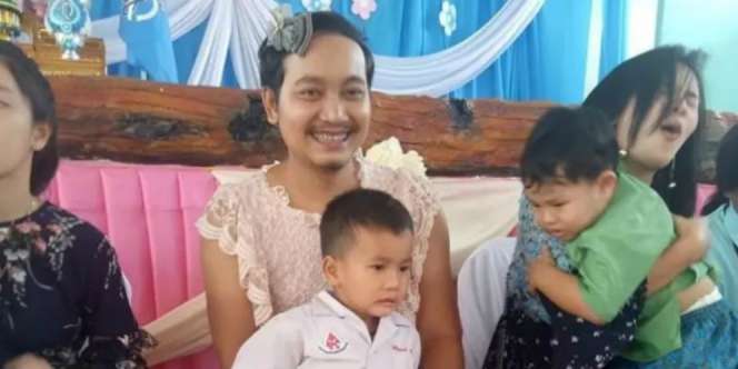 Pakai Gaun ke Sekolah Anak, Alasan Ayah Ini Bikin Haru