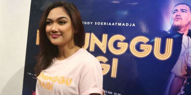 Sibuk Manggung, Marion Jola Tunda Kuliah