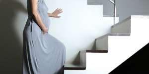 Miris! Rebahan di Pohon Karena Ditolak RS, Si Ibu Melahirkan